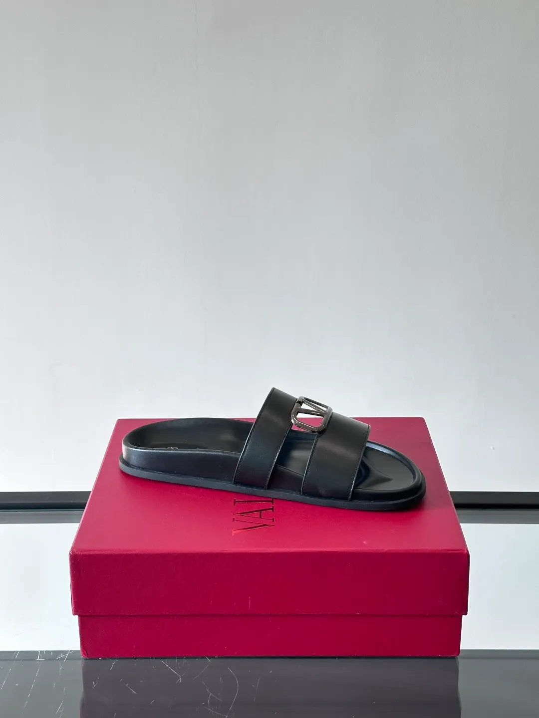 Men's shoes 💰p320 "VALENTINO" Valentino Men's 🧍‍♂️ Spring and summer new style metal rivet flat slippers, elegant sandals, the same style worn by celebrities, original molding, imported calfskin. Rubber outsole. Soft and durable, full set of counter packaging size: 39-44 (customized at 38.45.46)